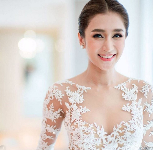 my nhan dep nhat nhi thai lan gay xon xao khi dien 6 bo vay trong ngay cuoi - 11