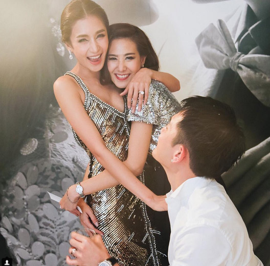 my nhan dep nhat nhi thai lan gay xon xao khi dien 6 bo vay trong ngay cuoi - 14