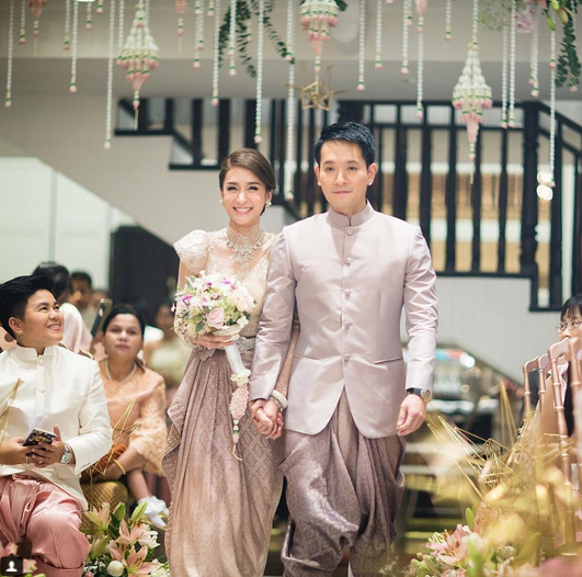 my nhan dep nhat nhi thai lan gay xon xao khi dien 6 bo vay trong ngay cuoi - 5